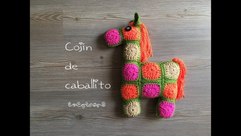 Cojín ganchillo caballito